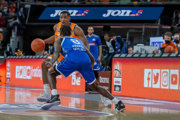 也极大地影 也极大地影